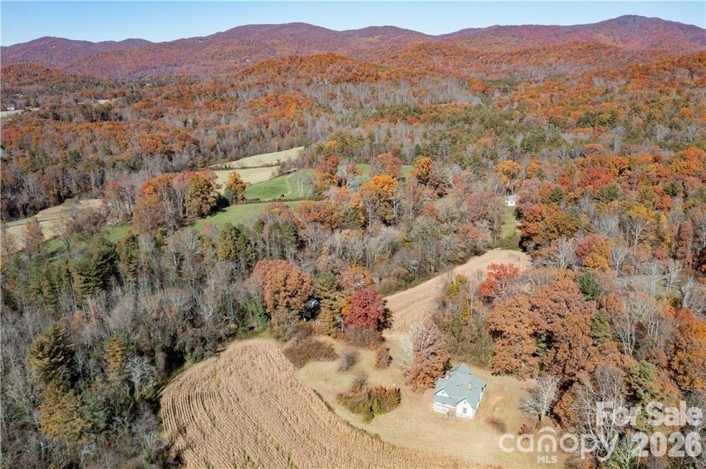 99999 Sugar Hollow Rd., Fairview, NC 28730