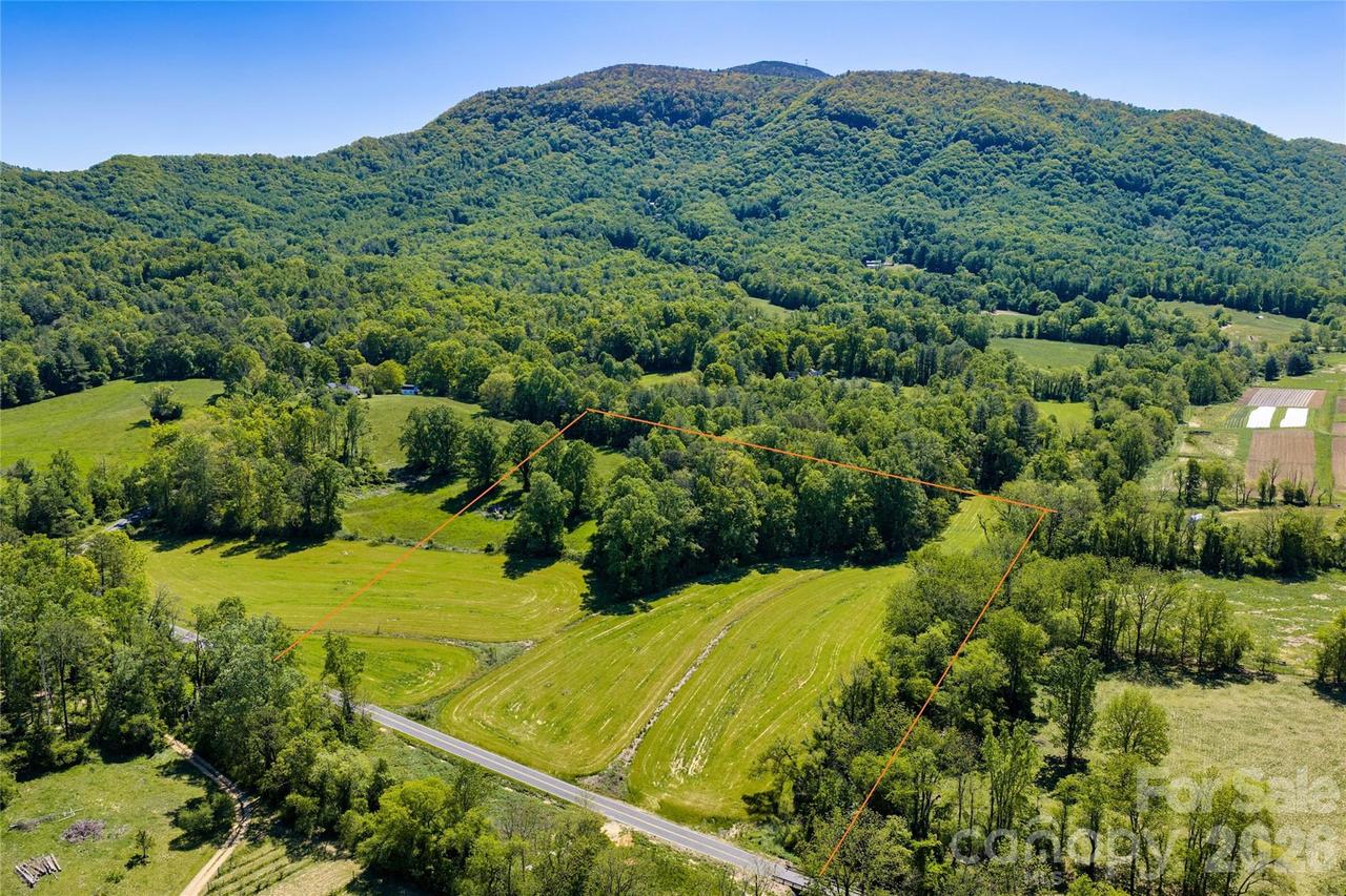 99999 Sugar Hollow Rd., Fairview, NC 28730