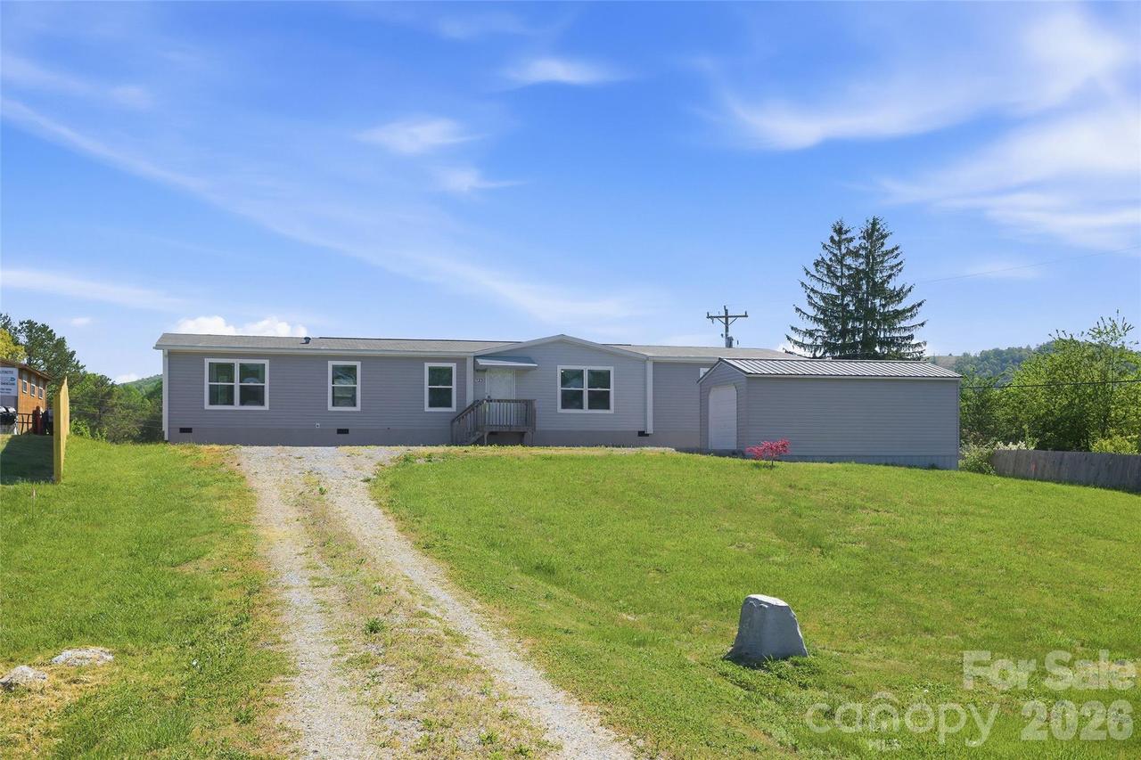 123 Big Oak Rd., Hendersonville, NC 28792