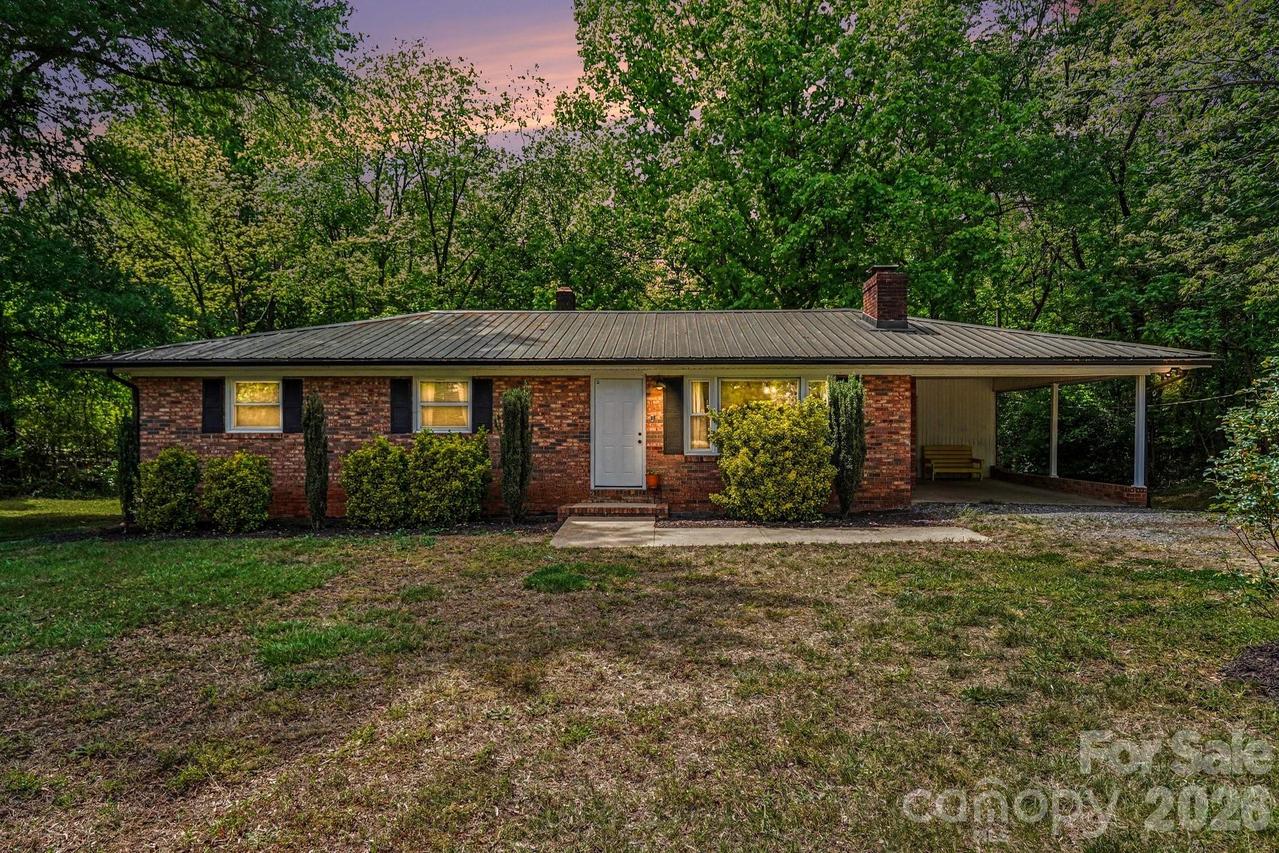 371 Sharon School Rd., Statesville, NC 28677