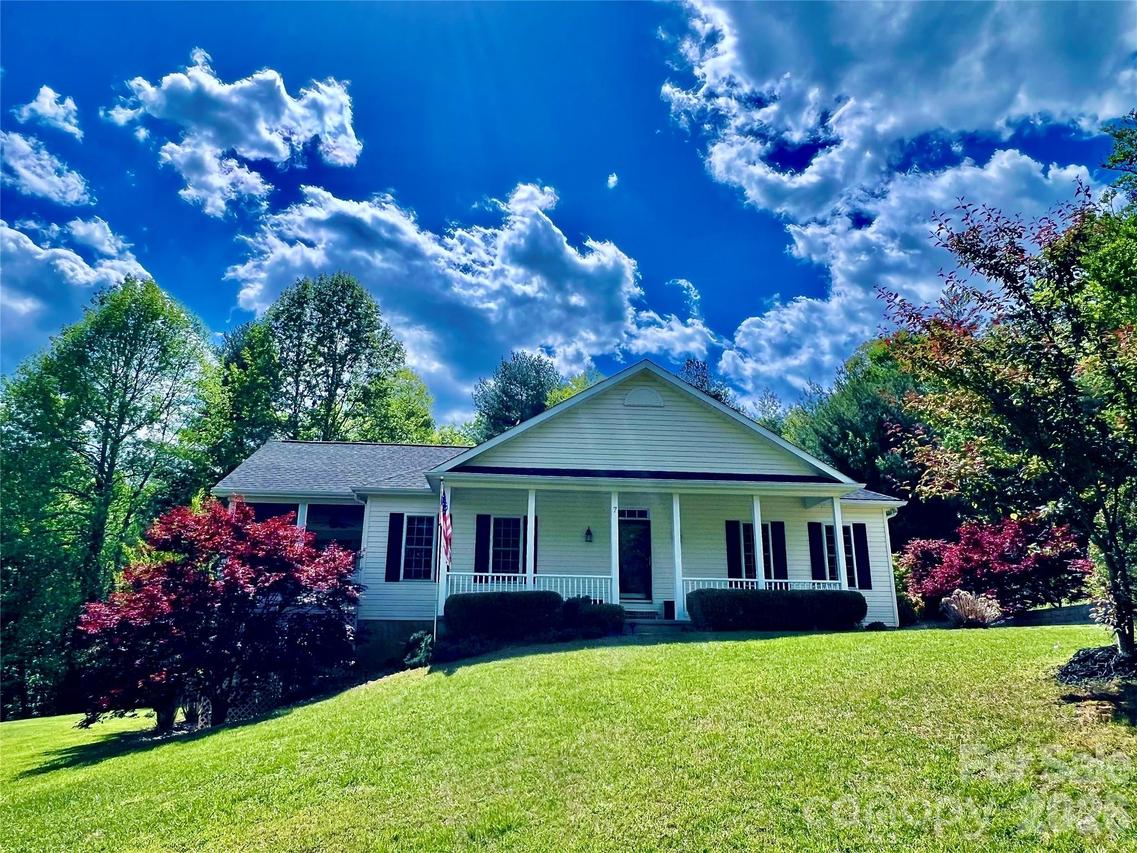 7 Curtis Dr., Hendersonville, NC 28739