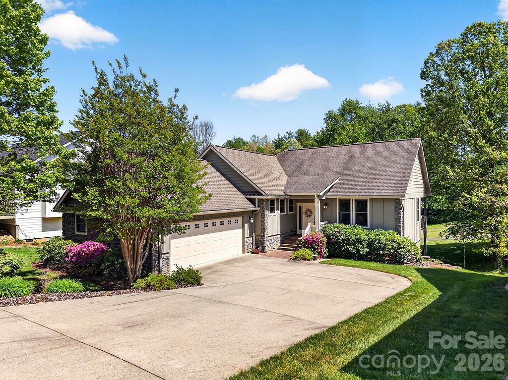 24 Triple Fairways Dr., Hendersonville, NC 28739