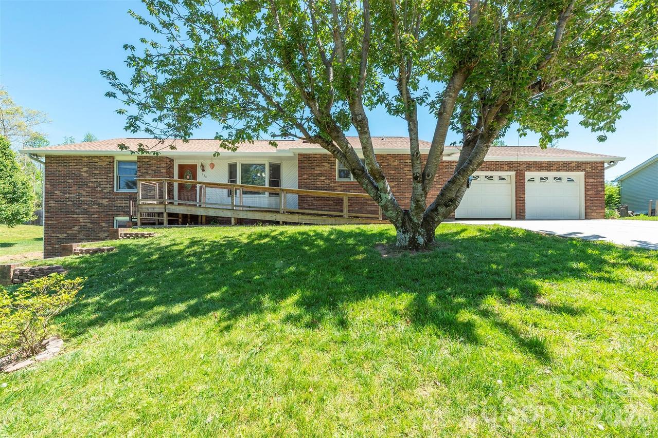 230 Blythewood Dr., Hendersonville, NC 28792