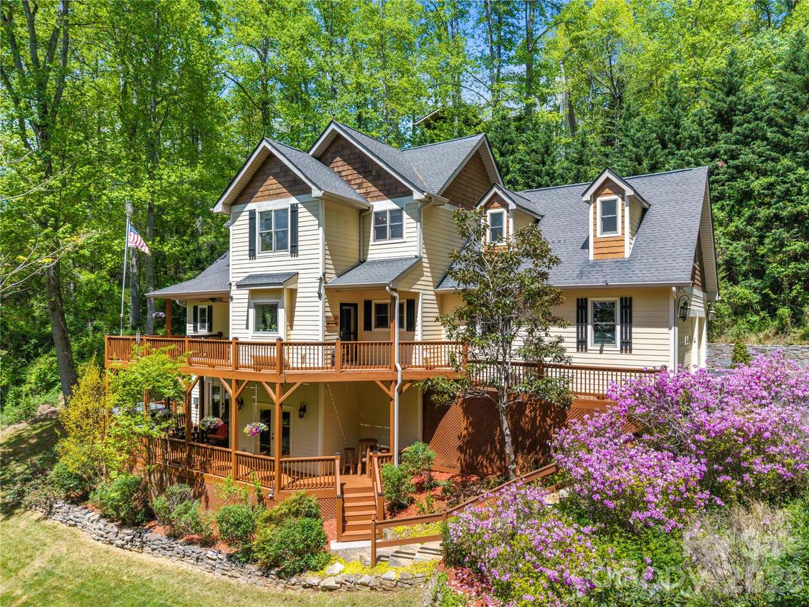 128 Churchill Downs Dr., Fairview, NC 28730
