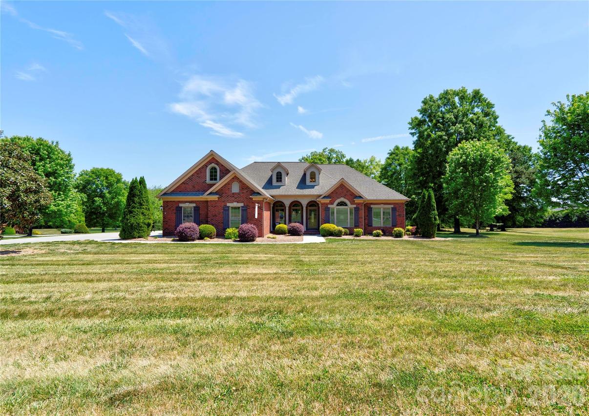 207 Cross Creek Dr., Cherryville, NC 28021