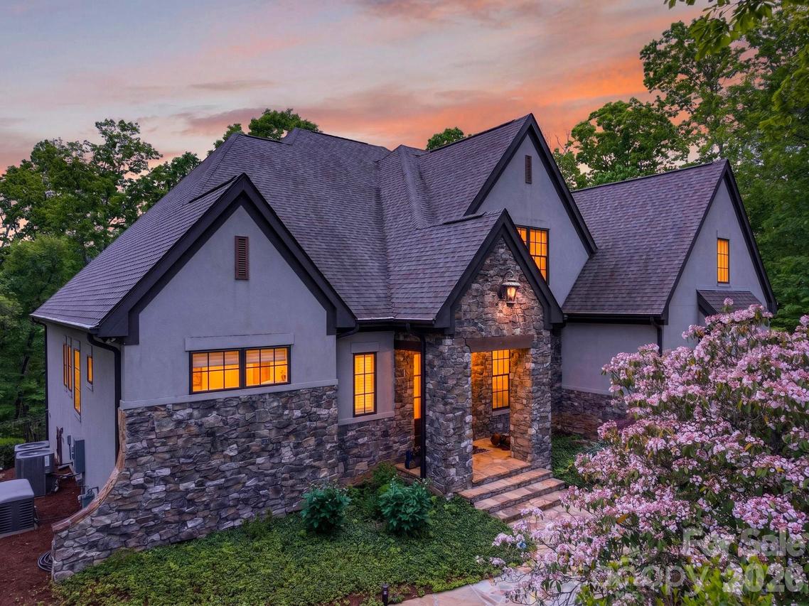 671 Mills River Way, Horse Shoe, NC 28742