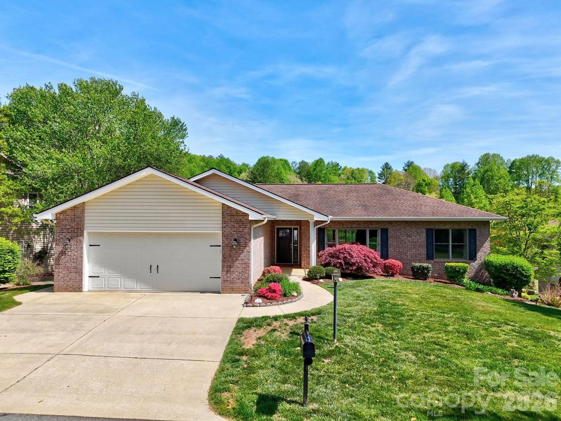 108 Fairway Knoll Dr., Hendersonville, NC 28739