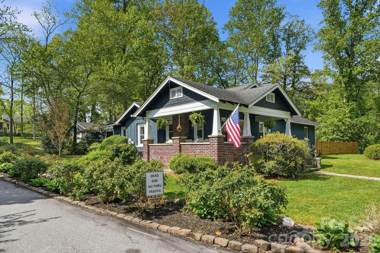 127 Erkwood Dr., Hendersonville, NC 28739