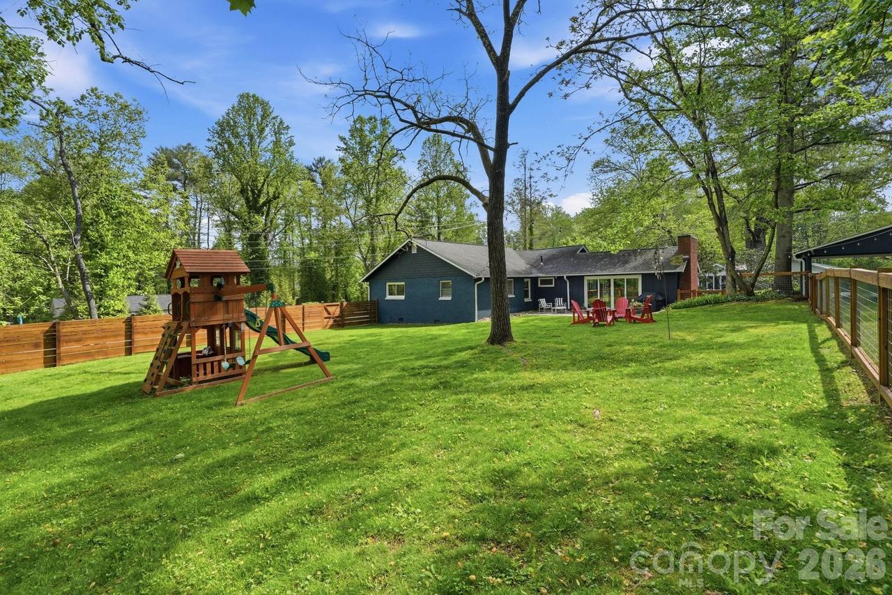 127 Erkwood Dr., Hendersonville, NC 28739