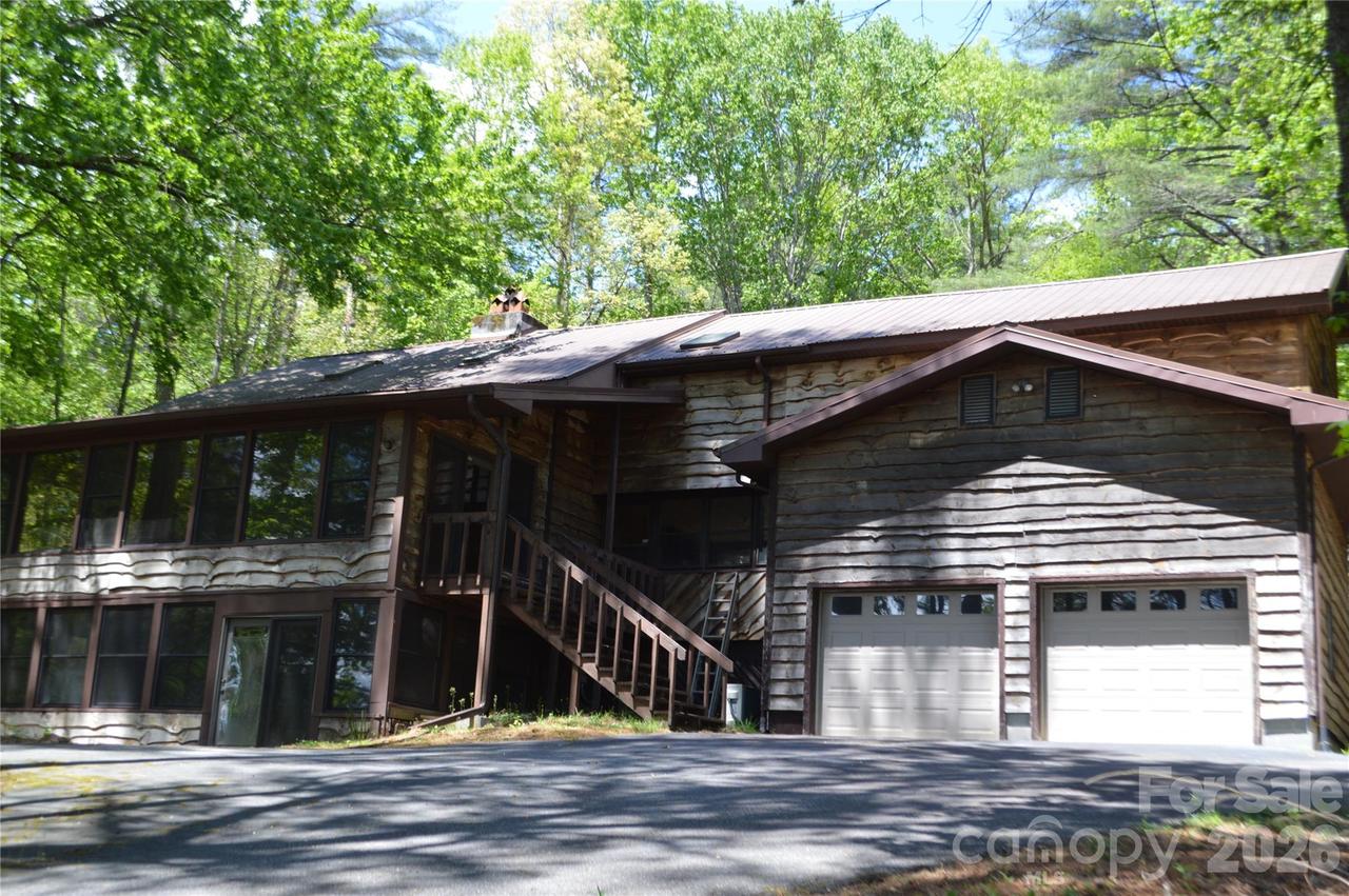 300 Good Neighbor Ln., Brevard, NC 28712