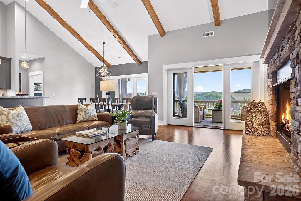 70 Copper Creek Ln., Hendersonville, NC 28739