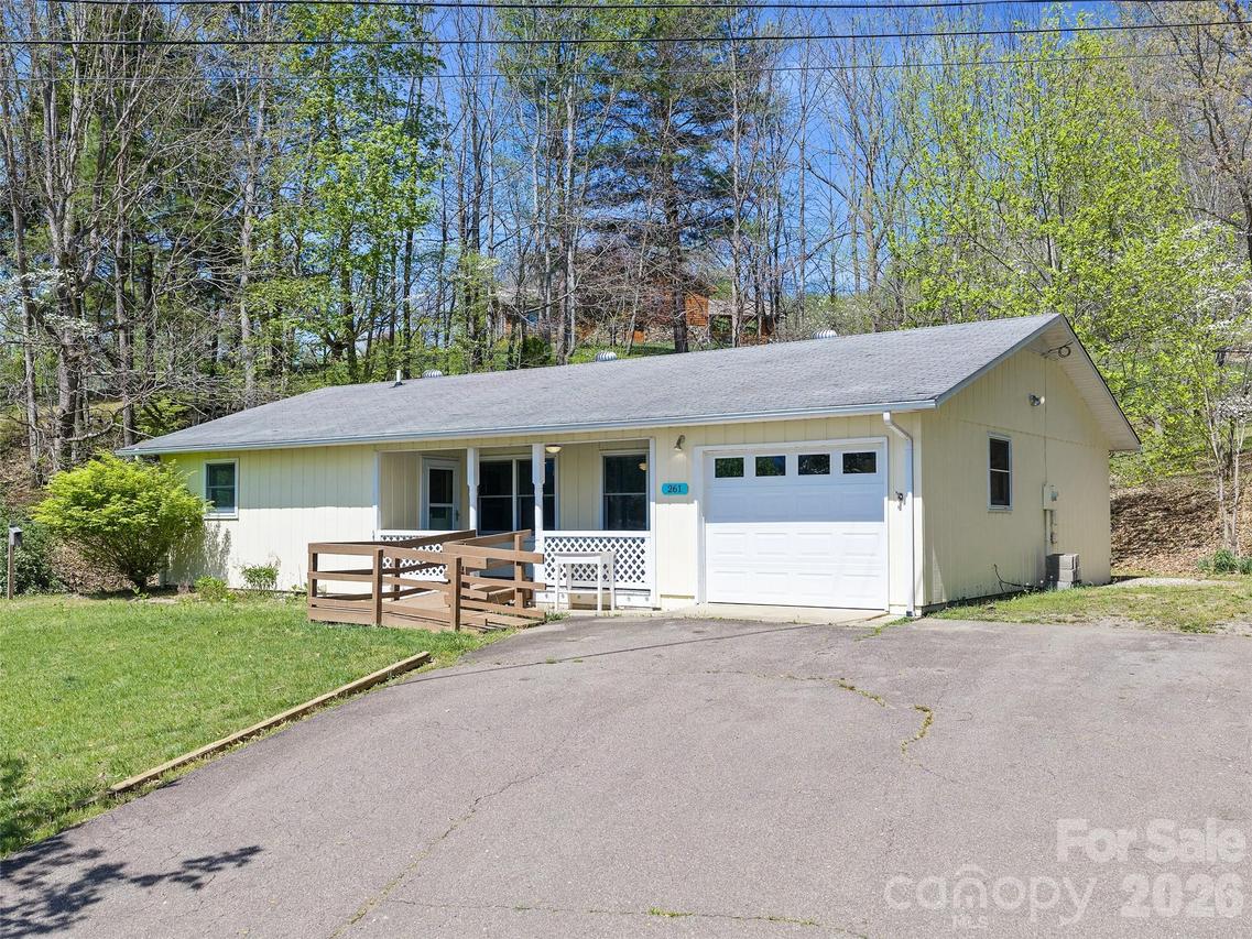 261 Shady Oak Rd., Burnsville, NC 28714