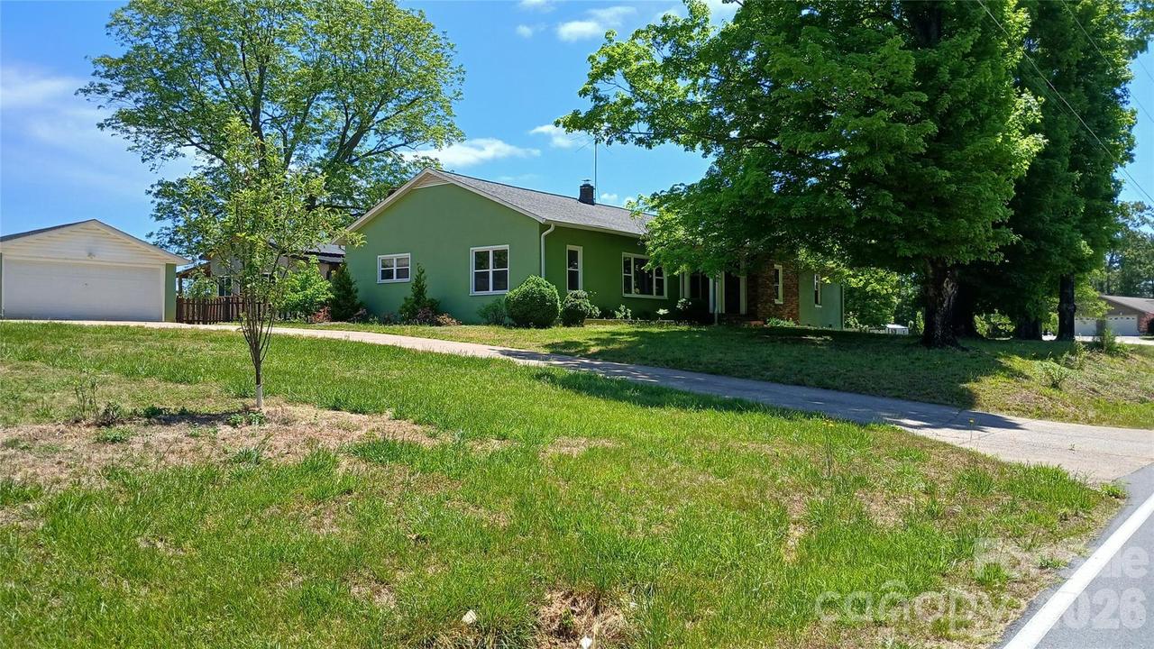 300 Woodlawn Dr., Connelly Springs, NC 28612
