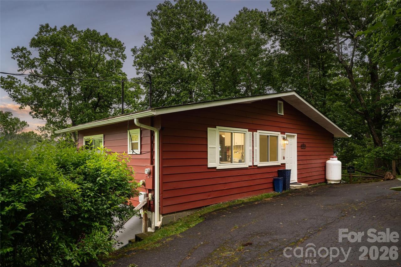 8 N Delano Rd., Asheville, NC 28805