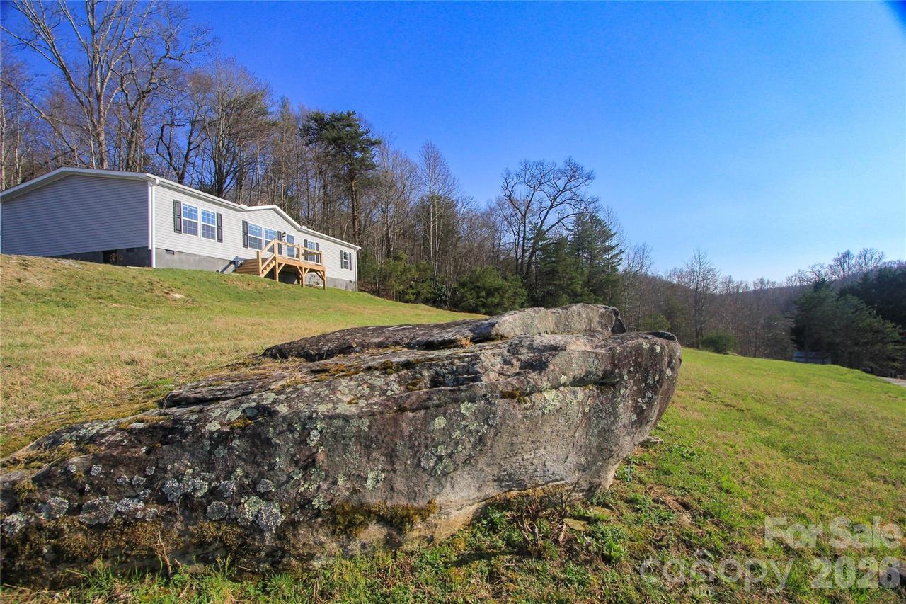 36 Whisper Mountain Rd., Hendersonville, NC 28792