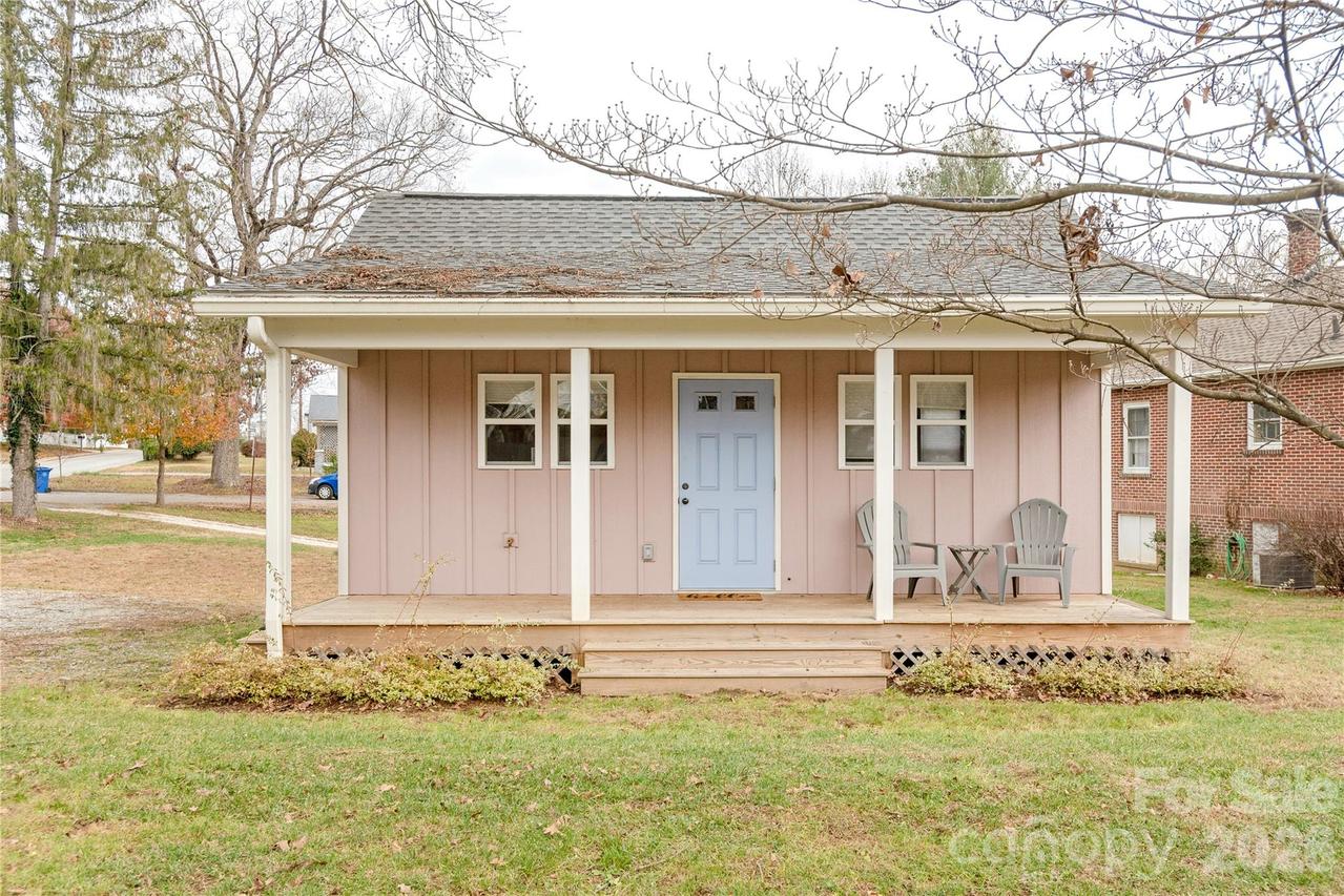 606 Ray Ave., Hendersonville, NC 28792