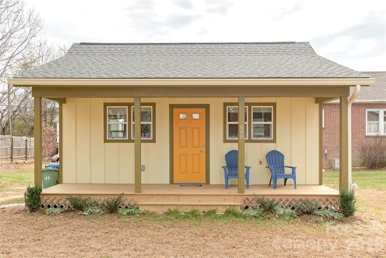 608 Ray Ave., Hendersonville, NC 28792