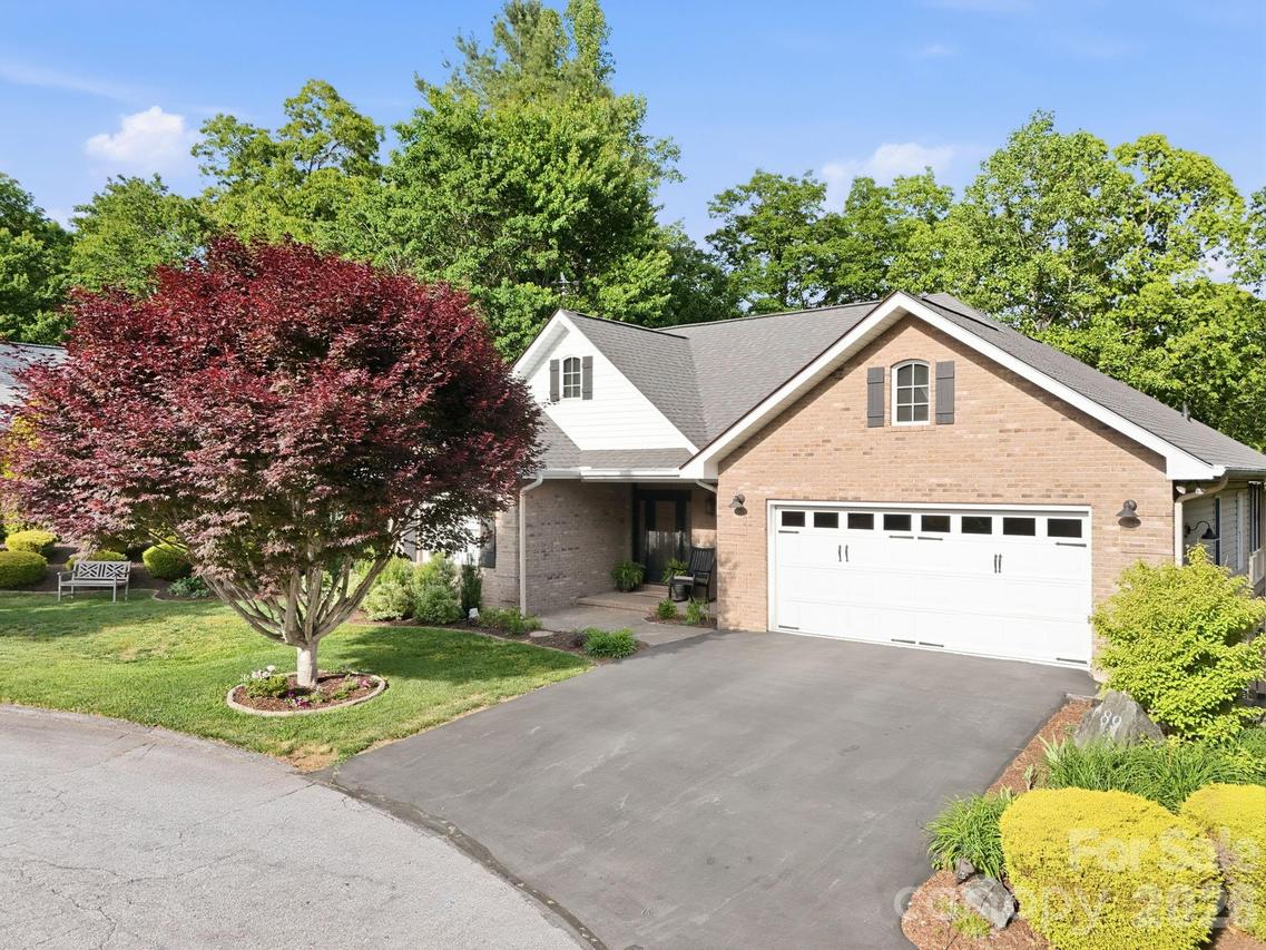 89 Dallas Dr., Hendersonville, NC 28739
