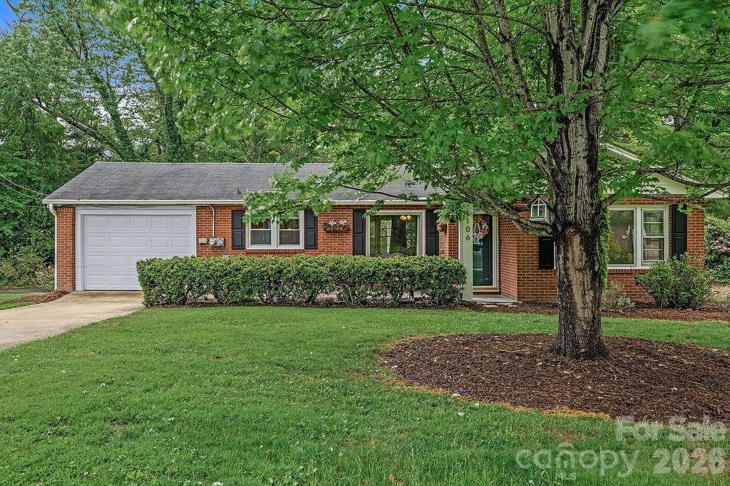 1106 Cherokee Dr., Hendersonville, NC 28739