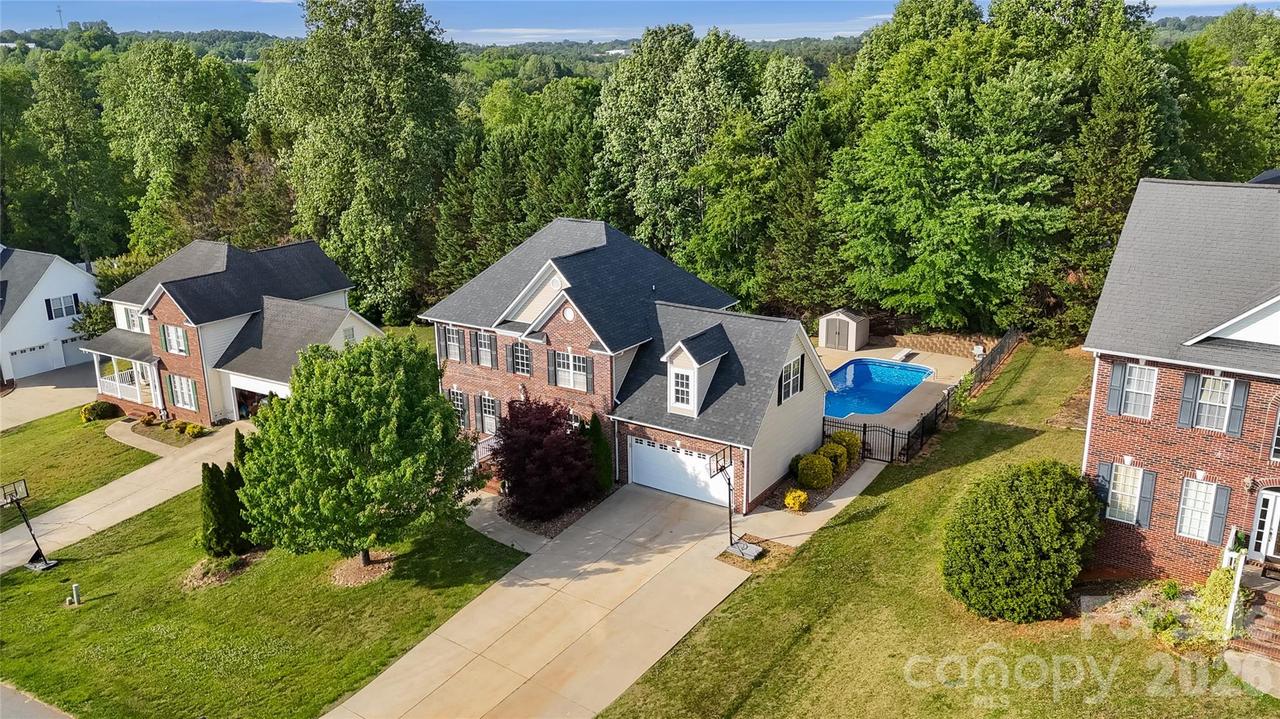 2604 Ironwood Dr., Hickory, NC 28602