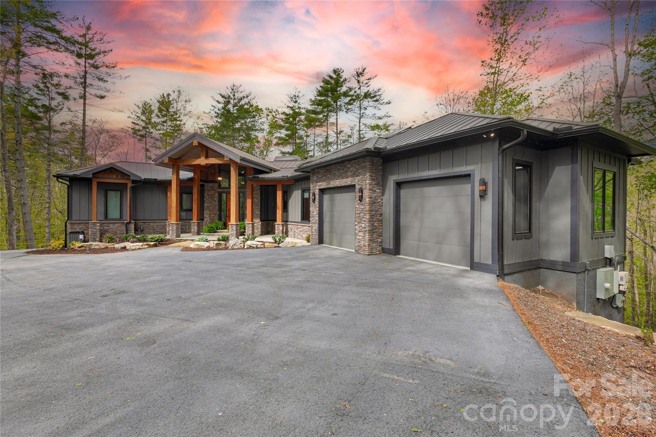 726 Ugugu Dr., Brevard, NC 28712