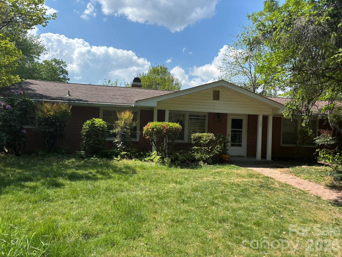 104 Turley Falls Rd., Hendersonville, NC 28739