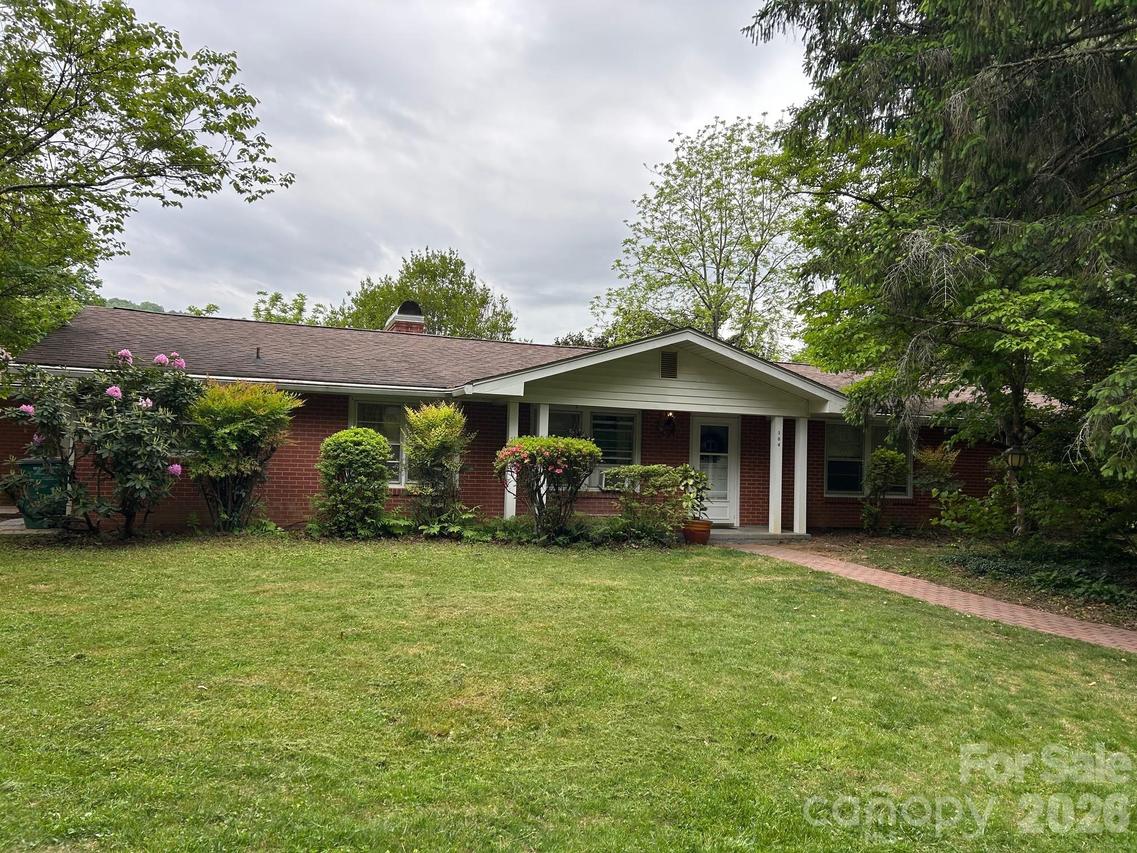 104 Turley Falls Rd., Hendersonville, NC 28739