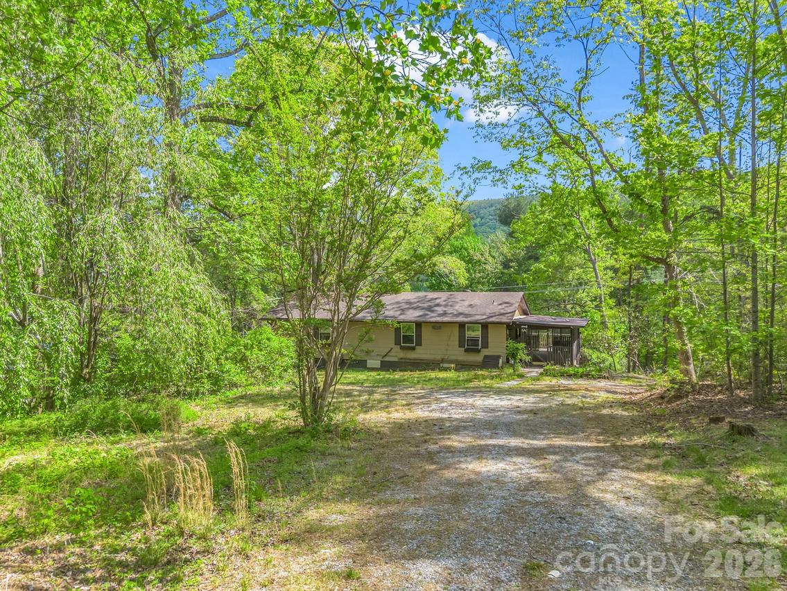 69 Hidden Brook Dr., Hendersonville, NC 28739