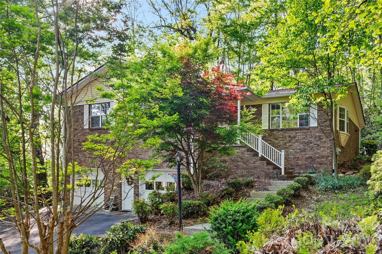 12 Steeplechase Ct., Hendersonville, NC 28791