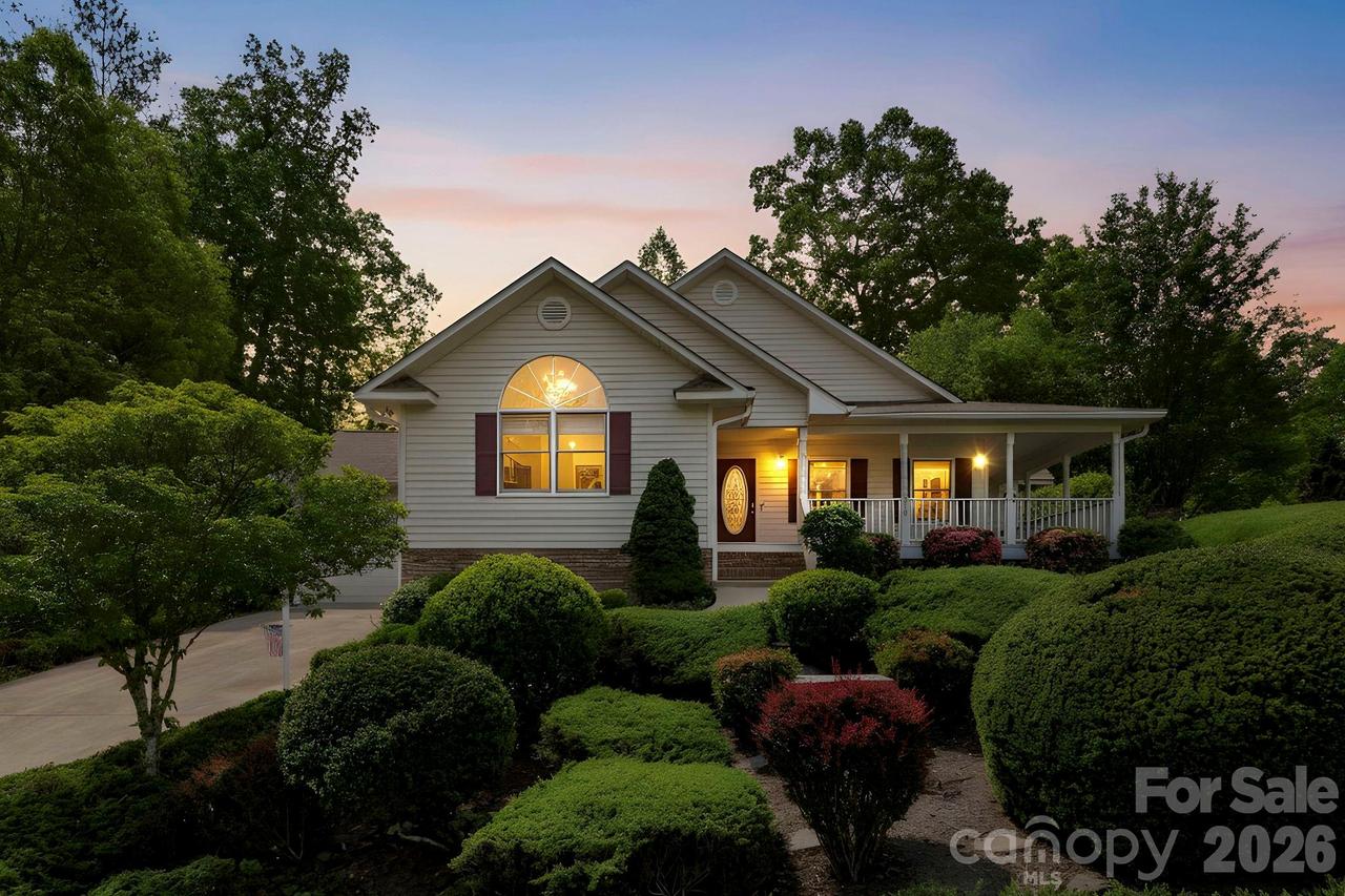 310 Windy Knoll Dr., Hendersonville, NC 28739