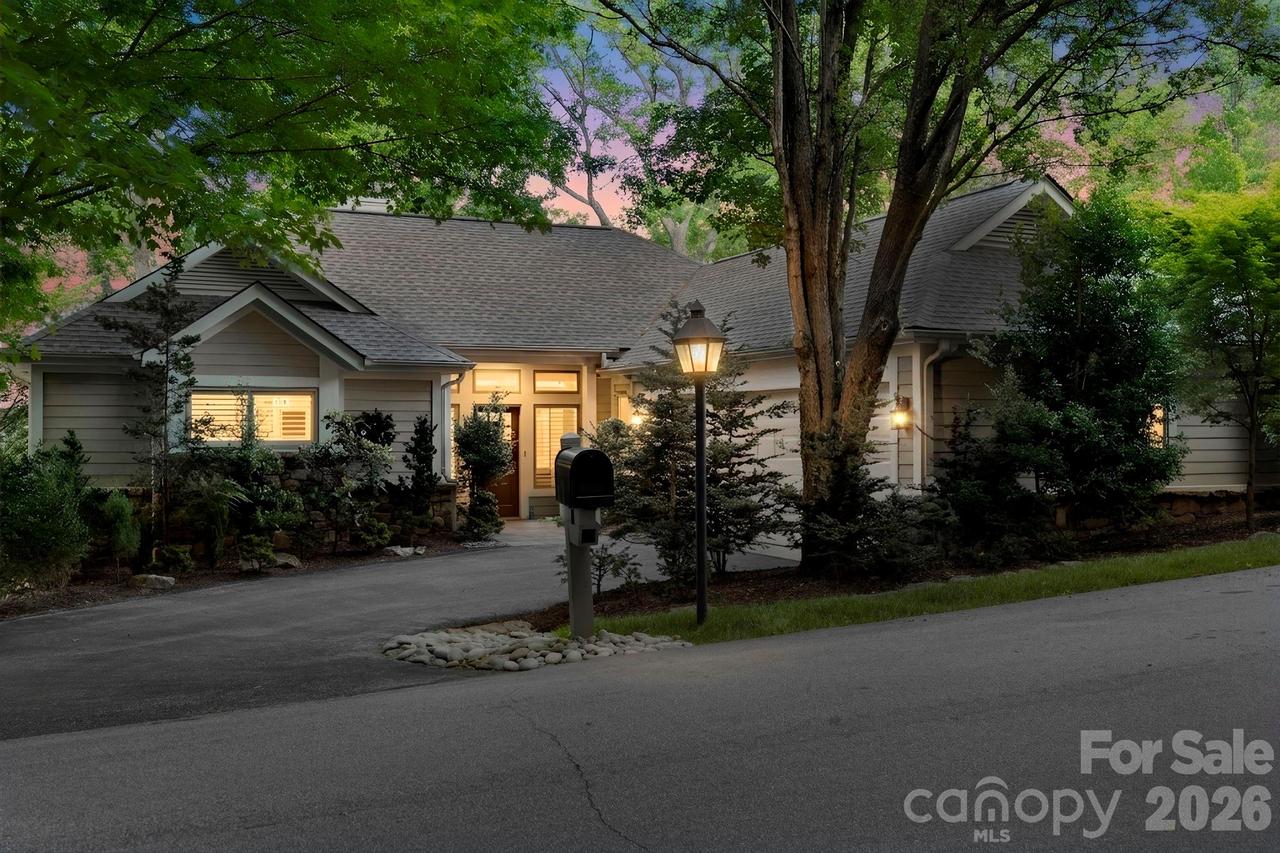 8 Spring Ridge Ln., Hendersonville, NC 28739