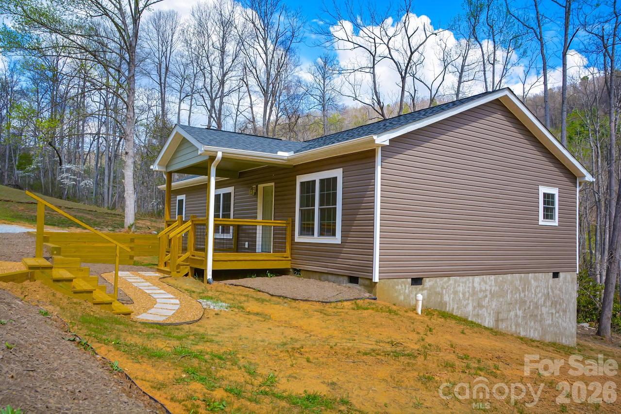 784 Bearwallow Mountain Rd., Hendersonville, NC 28792