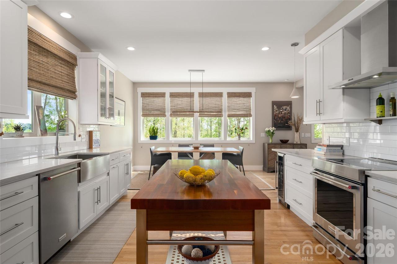 24 Acadia Dr., Asheville, NC 28806