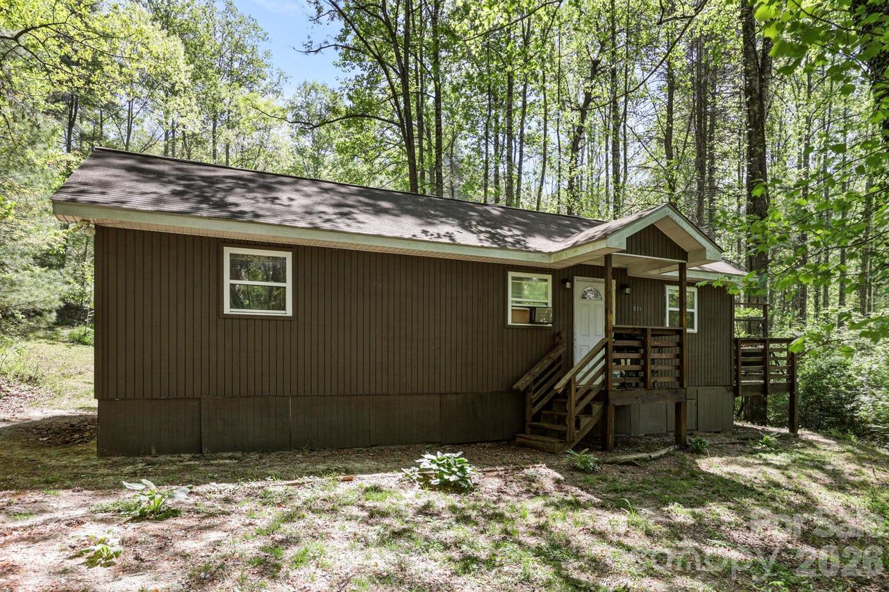 521 Lake Falls Rd., Hendersonville, NC 28739