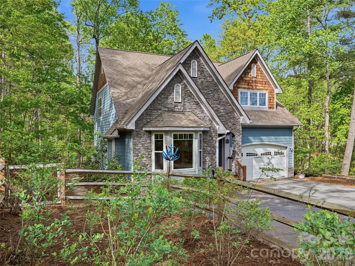 17 Bohemian Ln., Asheville, NC 28805