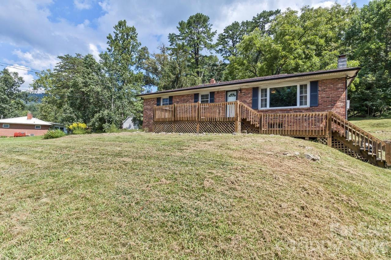 379 Bee Tree Rd., Swannanoa, NC 28778