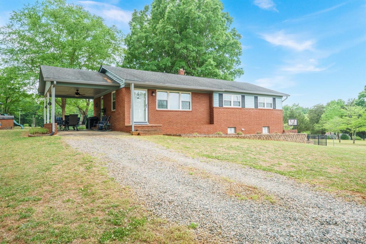 2359 Hendrix Rd., Maiden, NC 28650