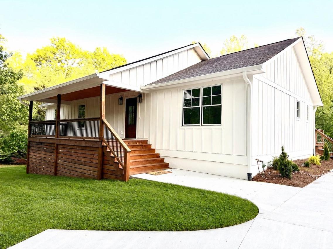 316 Big Raven Ln., Saluda, NC 28773