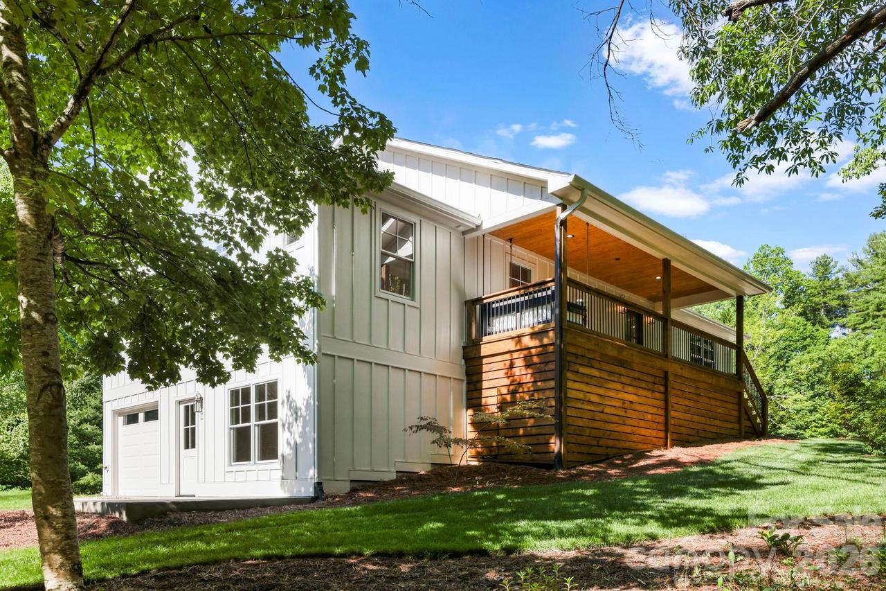 316 Big Raven Ln., Saluda, NC 28773