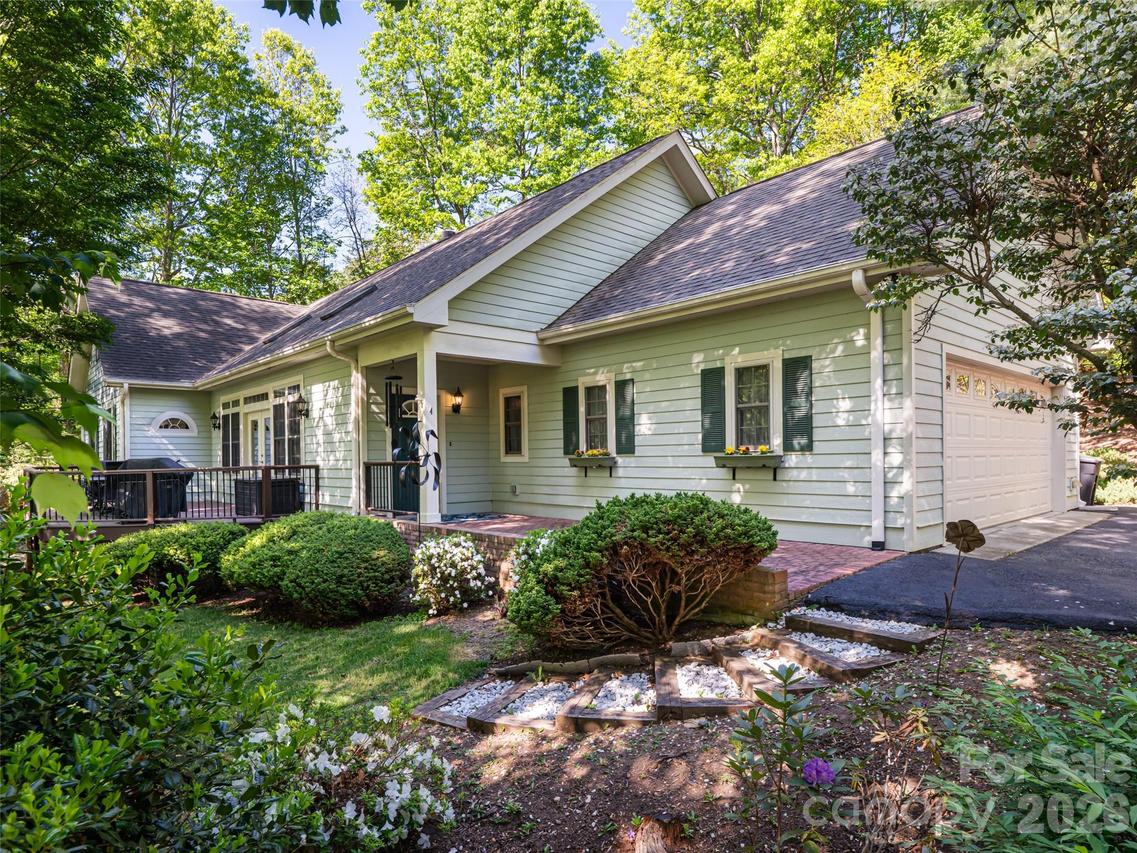 4 Dogwood Glen Cir., Etowah, NC 28729