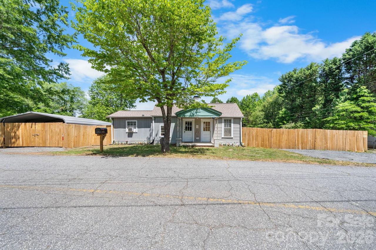 3706 2nd Ave., Hickory, NC 28601