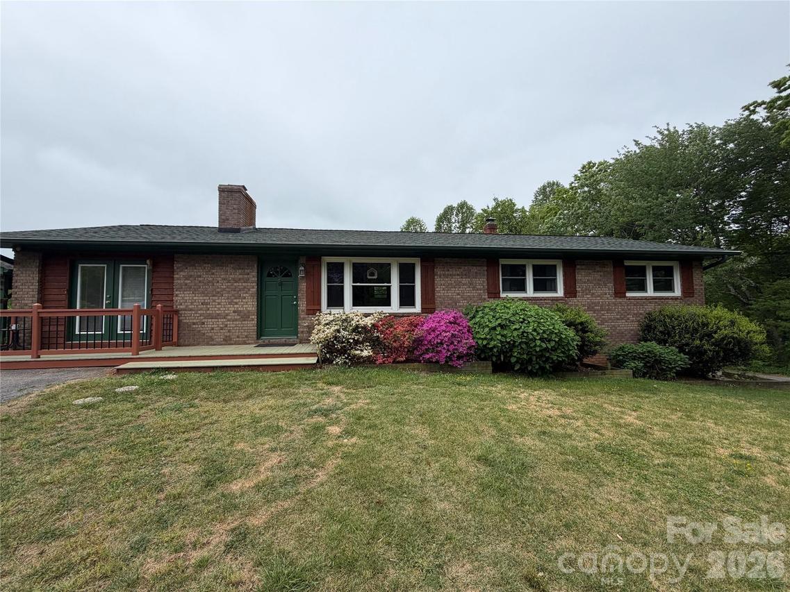 61 Overbrook Dr., Saluda, NC 28773