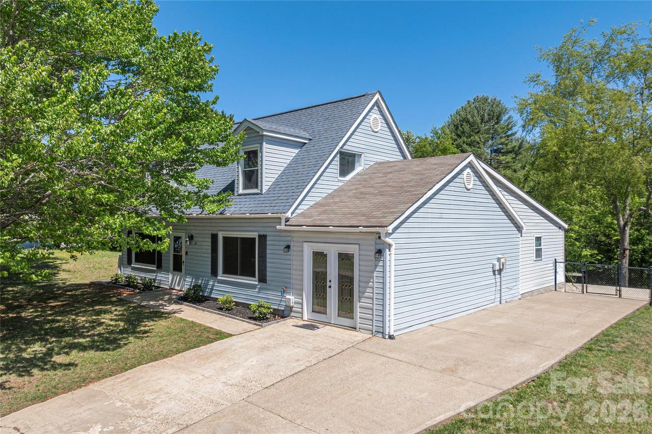 20 Lionel Pl., Asheville, NC 28806