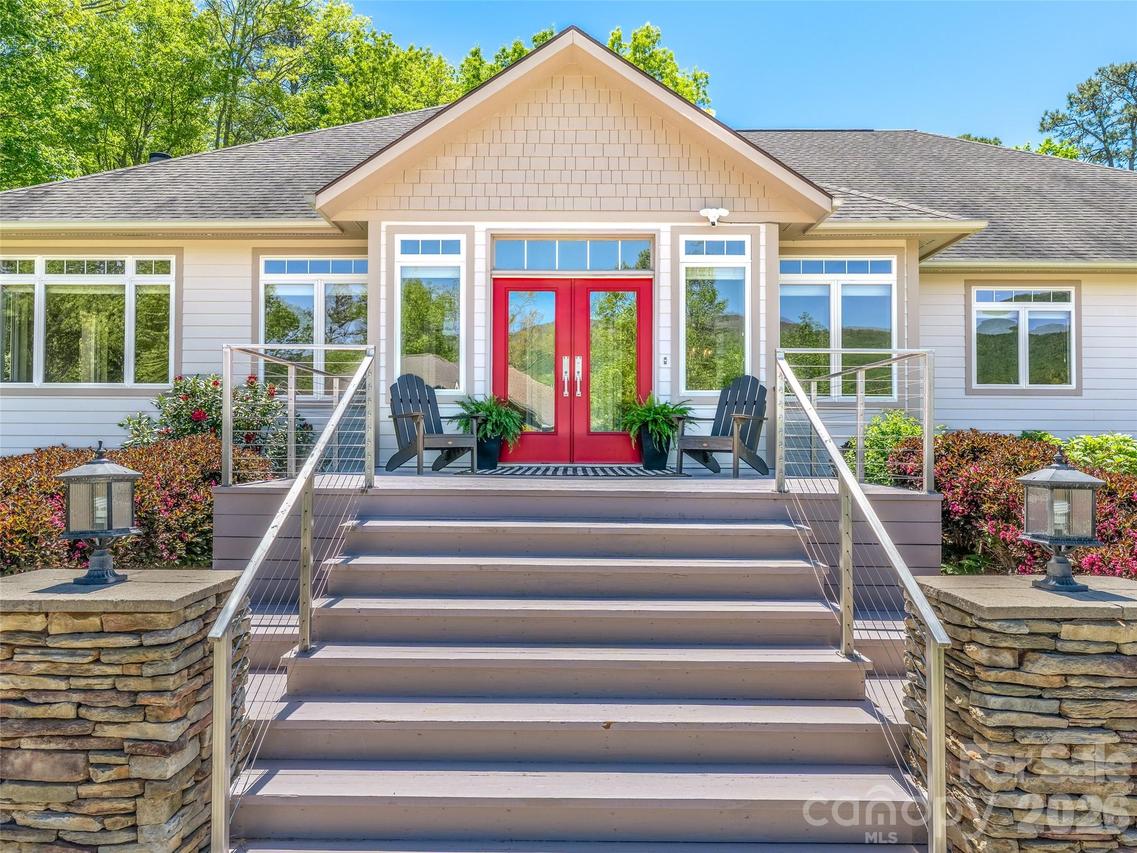 16 Chickadee Ln., Fairview, NC 28730