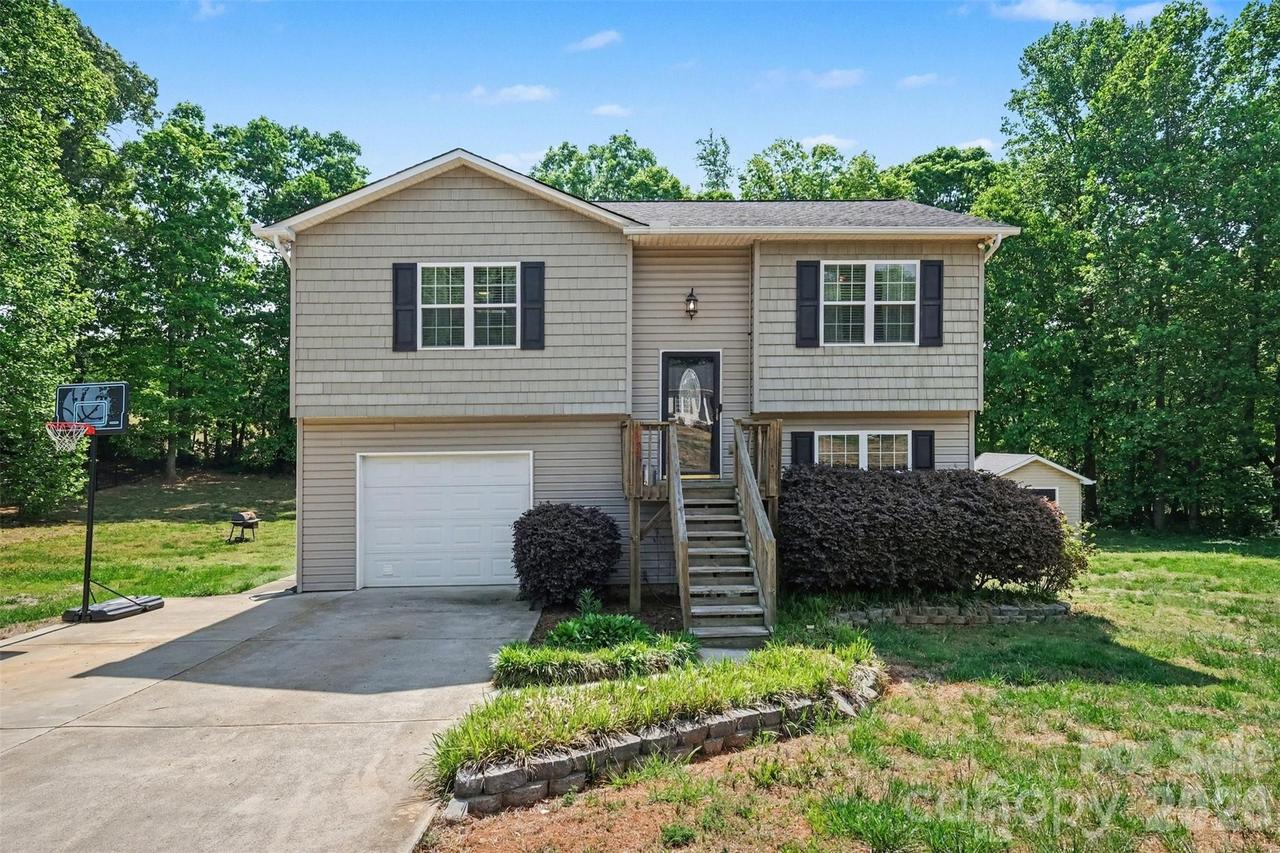2056 Redberry Ln., Conover, NC 28613