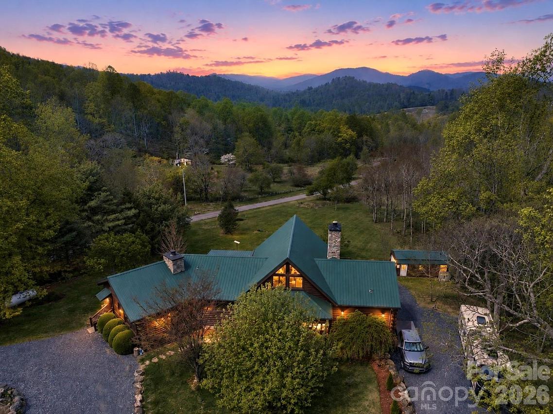 129 Apple Farm Rd., Bakersville, NC 28705