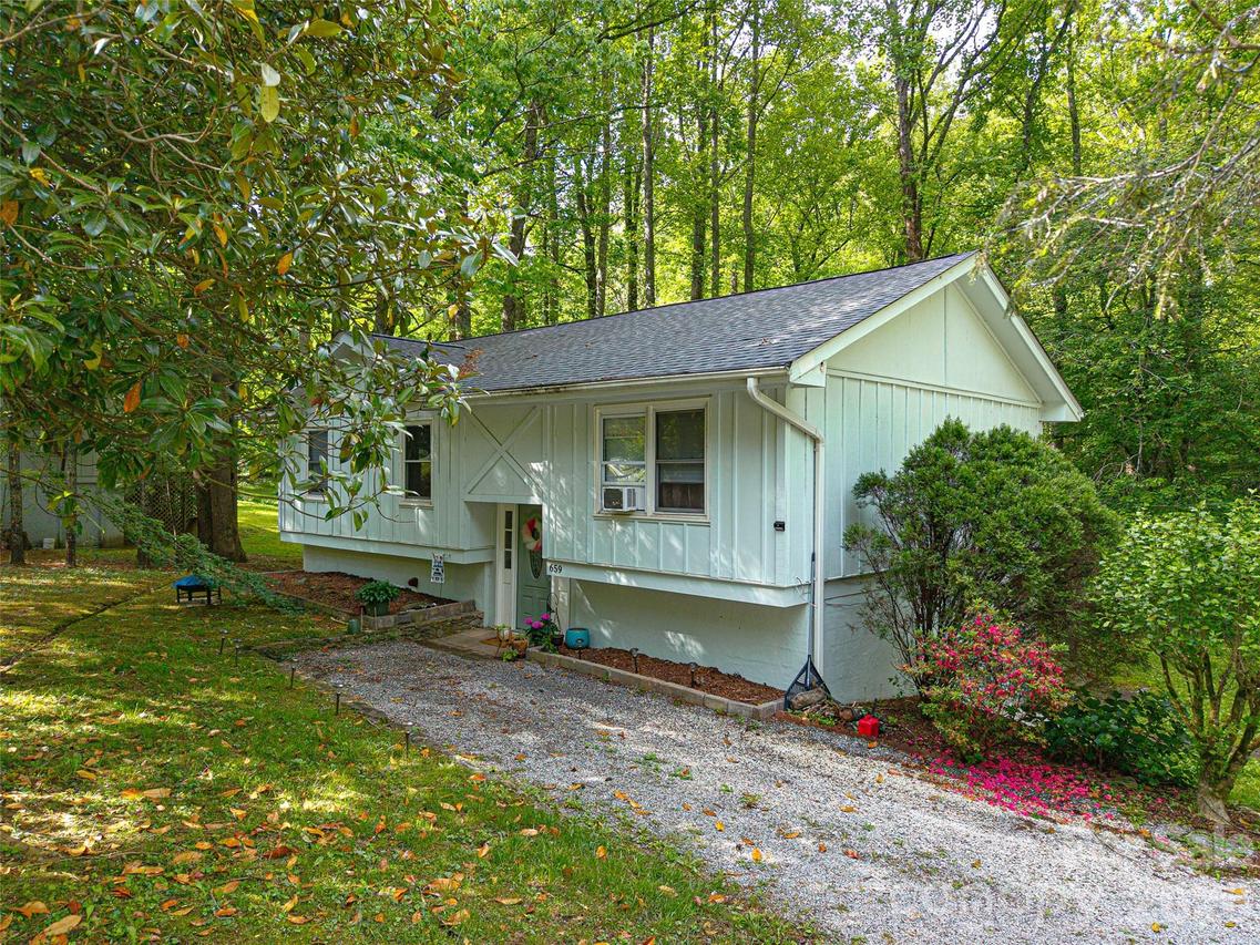 659 Salisbury Rd., Hendersonville, NC 28792