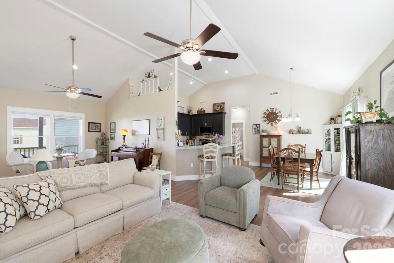 143 Beechnut Dr., Hendersonville, NC 28739