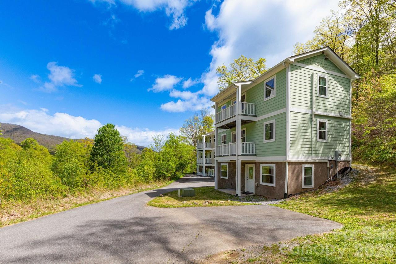 12 Lila Ln., Clyde, NC 28721