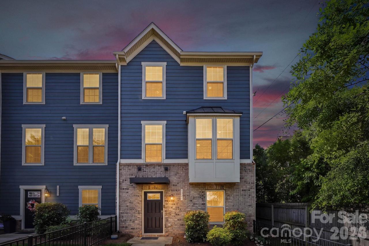 1221 Queen Lyon Ct., Charlotte, NC 28205